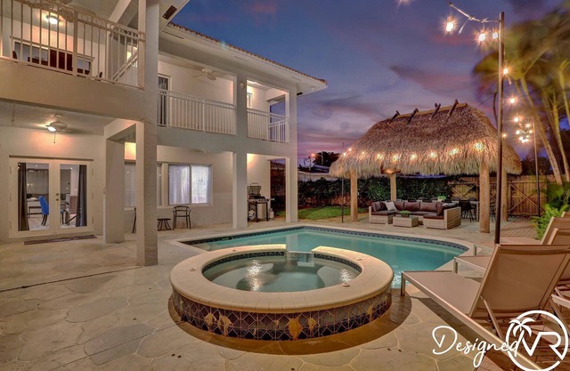 Spectacular 7BR Heated Pool Jacuzzi Tiki Game Mini Golf Dog Friendly