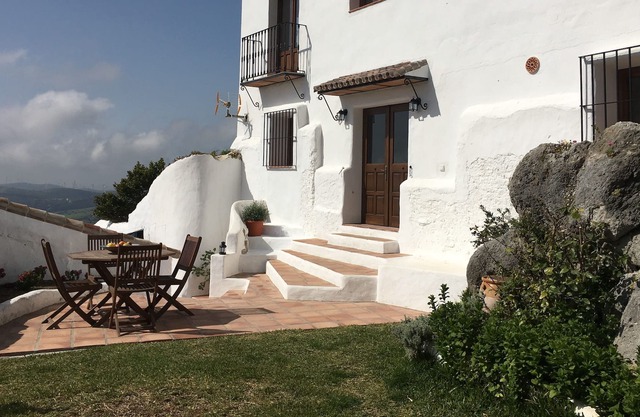 Spectacular Andalusian house with private garden and barbecue in casares, Málaga