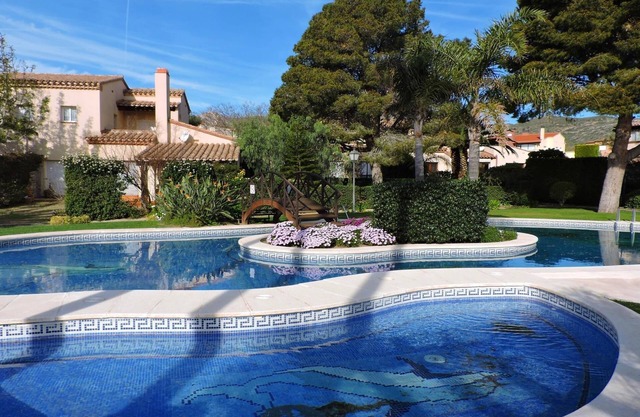 SPECTACULAR APARTMENT WITH GARDEN, PRIVATE BARBECUE AND COMMUNITY POOL