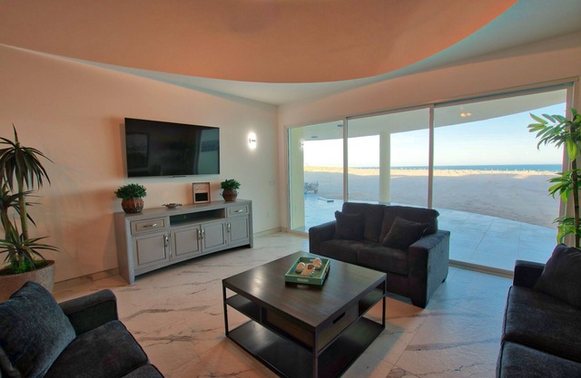 Spectacular Beachfront 4 bedroom Home, Villa12