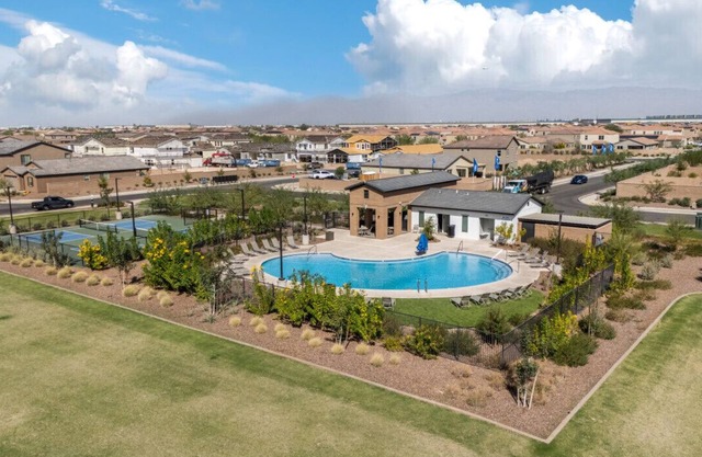 Spectacular Home Community Pool & Pickleball