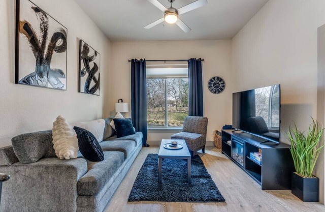 Spectacular Hotel/Apt on Riverwalk wParking & Pets