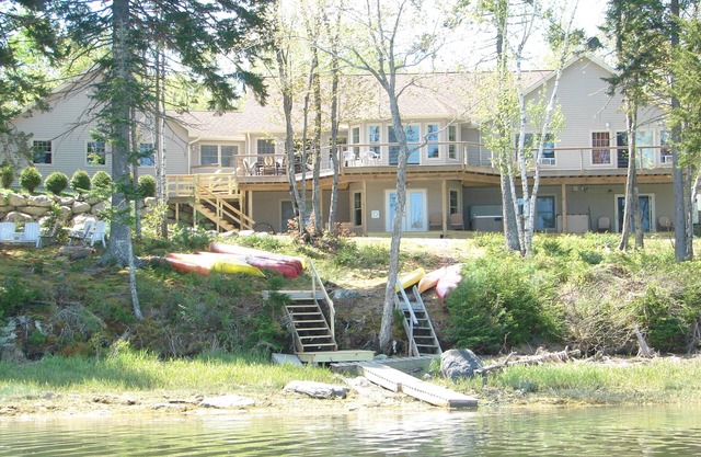 Spectacular luxury, Low allergy, Ocean Waterfront home/kayaks/Canoes/hot tub