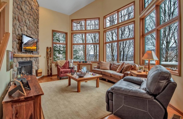 Spectacular Ski Townhouse across from Holiday Valley