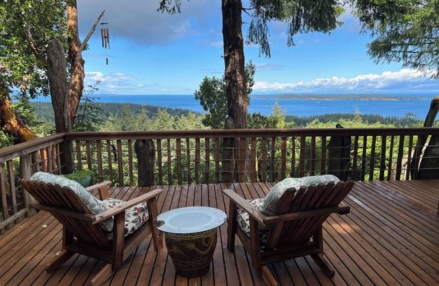 Spectacular Views! 1.5 miles from Eastsound