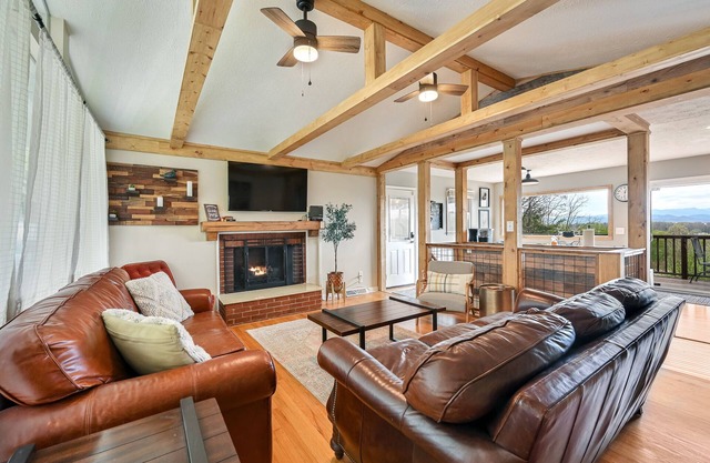 Spectacular Views! Hot Tub-10 mins from Dwntwn Asheville-Huge Fenced Yard!
