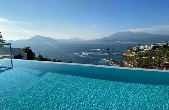 Spectacular Villa facing the Pacific Ocean
