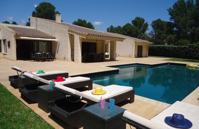 SPECTACULAR VILLA WITH ORIGINAL AND MODERN ARCHITECTURE WITH PRIVATE POOL