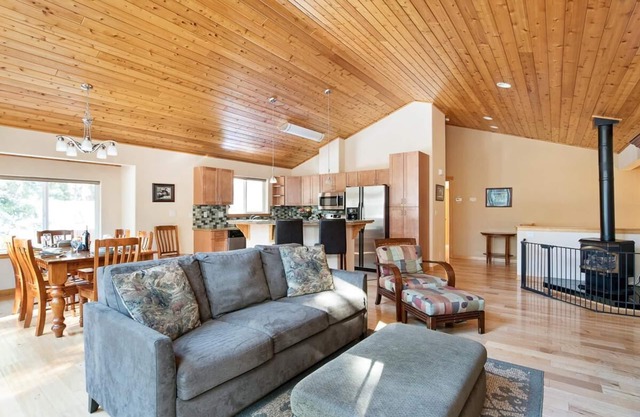 Spend Fall at King's Beach! Sunny Cabin with private hot tub in King's Beach