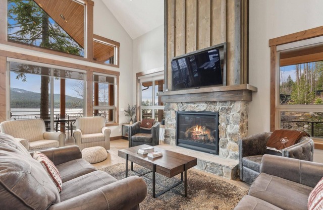 Spend Summer in Whitefish! Luxury Lakeside Home with Hot Tub and Stunning Views!