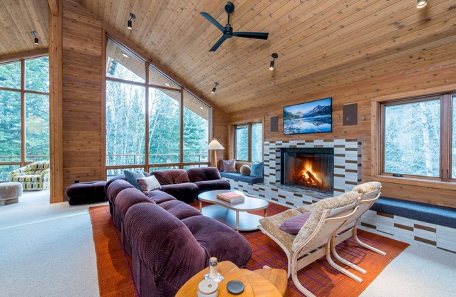 Spend Winter in Sun Valley! New Build home with Private Sauna and Ping-pong Table