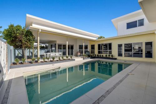 Splash House at Kingscliff - Pet Friendly with Pool