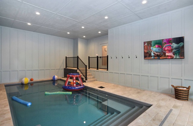 Splash Mountain Lodge ~ Modern Cabin w/Heated Indoor Pool ~ Hot Tub ~ Fire Pit