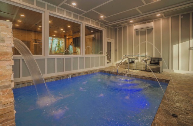 SplashMtnLodge: POOL, Mtn Views, Theater, Games, Hot Tub, Wifi, LARGE GROUPS!