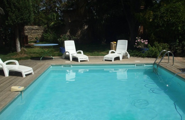 Splendid air-conditioned stone and wood villa: in Pézenas (town of the Middle Ages).
