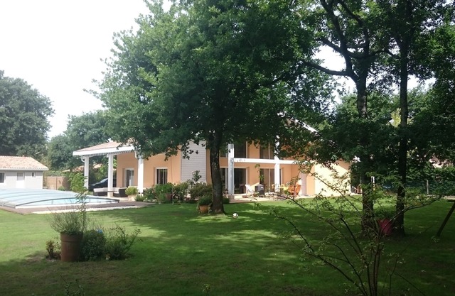 Splendid villa in peace with swimming pool on big ground sported