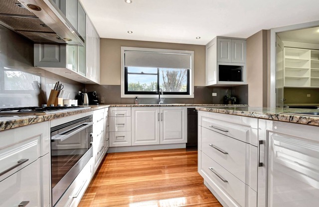 Spoil someone special at this luxe Hunter Valley Estate - stunning luxury in super central location