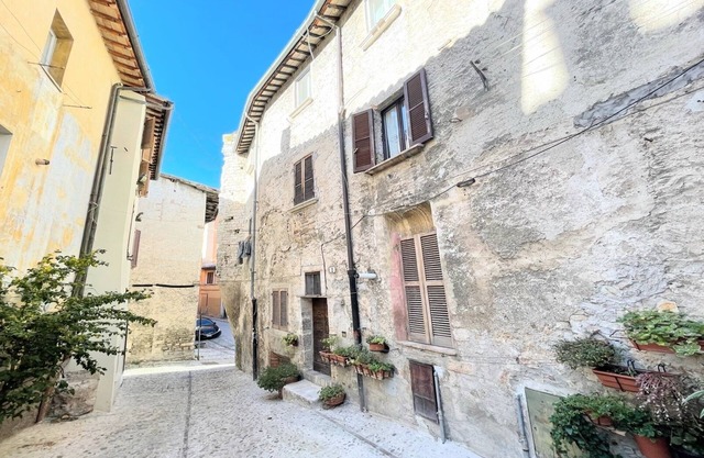 Spoleto storico spacious city house - car unnecessary - wifi - sleeps 10
