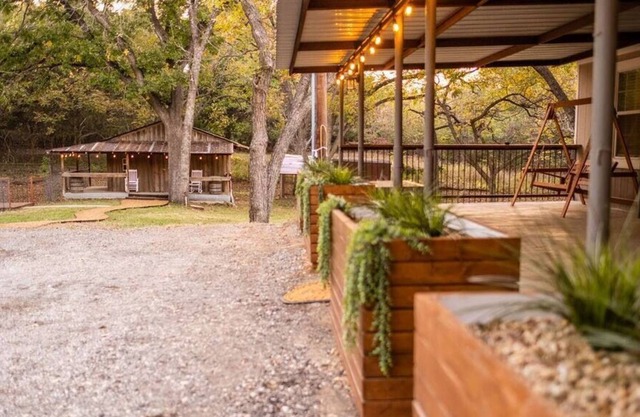 Sprawling Charming Country Retreat w/ Hot Tub