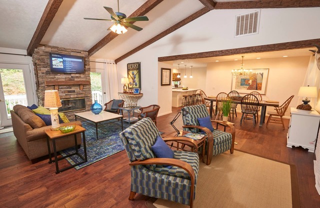 SPRING LODGE - A Beautiful & Private retreat 5 minutes from Blue Ridge Parkway