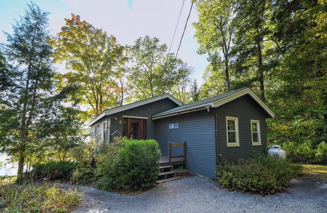 *SPRING SPECIAL* Charming Maine cottage with stunning views over Long Lake!