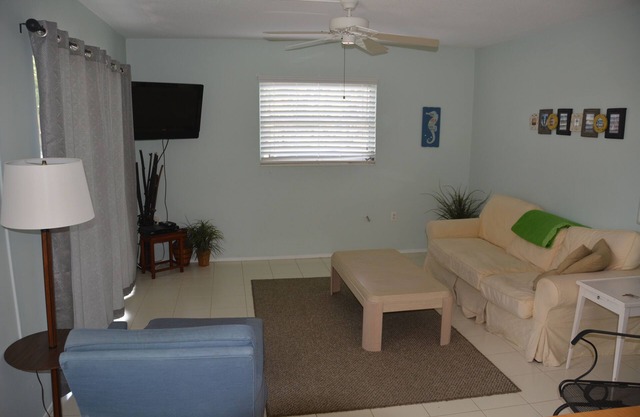 Spring/Summer Special! Walk to Beach, Restaurants, Shopping!