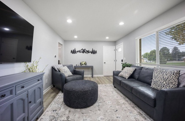 Springs Basecamp Near Airport, Zoo & Iconic Sights