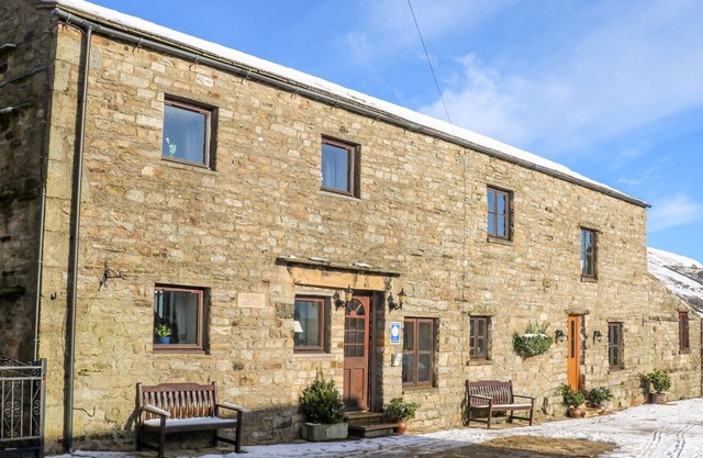SPRINGS COTTAGE, pet friendly, character holiday cottage in Muker