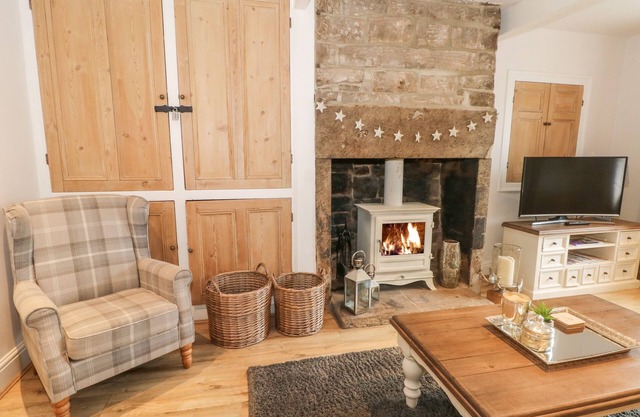SPRINGWOOD COTTAGE, pet friendly, with open fire in New Mill