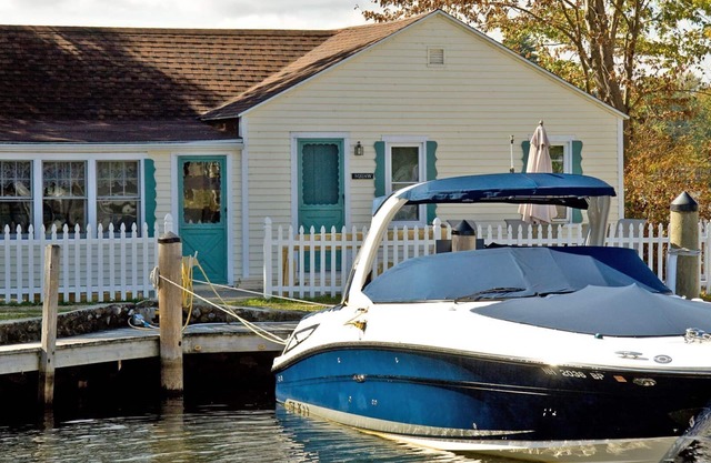 Squaw Lakefront Cottage minutes from Bank of NH Pavilion