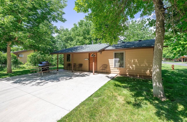 Squeaky Clean Cabin Thirty Minutes from Mt Rushmore - In Rapid City On Canyon Lake Thirty Minutes from Mt Rushmore
