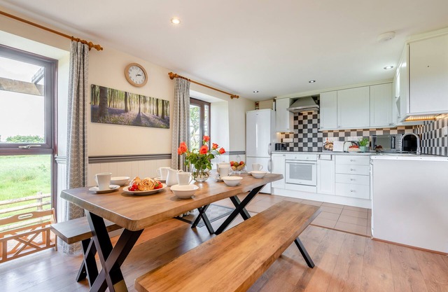 Squirrels Hollow - Three Bedroom House, Sleeps 6