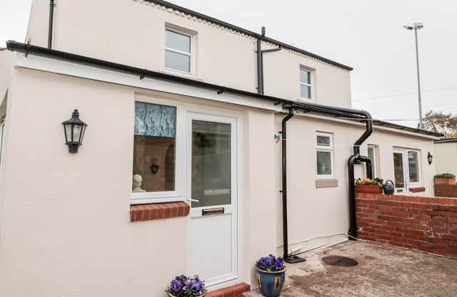 ST CUTHBERT'S COTTAGE, family friendly, with a garden in Beal
