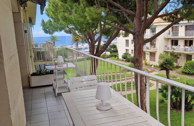 St Jean Cap Ferrat city center, 60m2, 14m2 terrace with sea view and parking