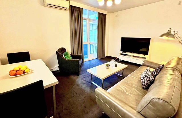 St Kilda Aptmnt: Beachside Bliss & Free Parking!