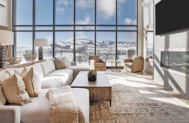 St. Moritz Luxurious Penthouse | Breathtaking Views | Kitchen & Onsite Amenities