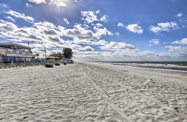 St. Pete Condo: Walking Distance to Beach!