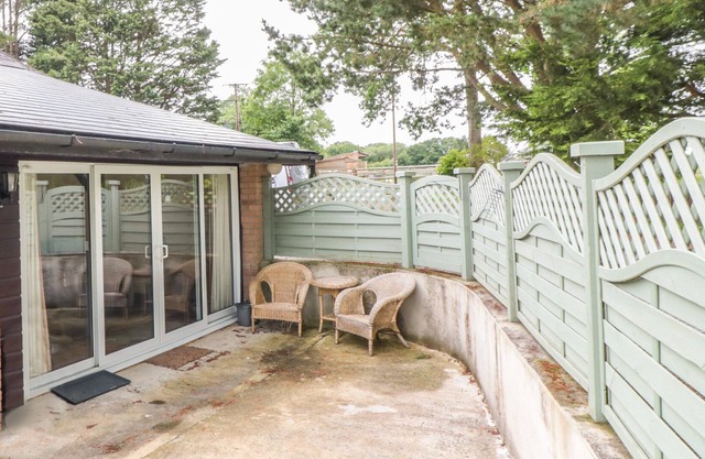 STABLE COTTAGE, pet friendly, with a garden in Halwill Junction