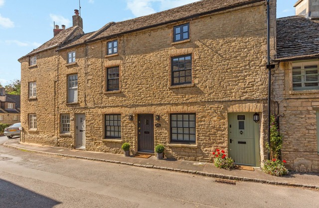 STABLE COTTAGE, pet friendly in Northleach