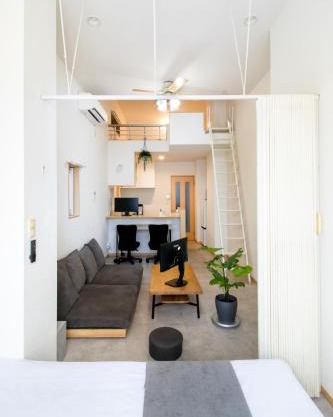 STAIRS Hotel 402