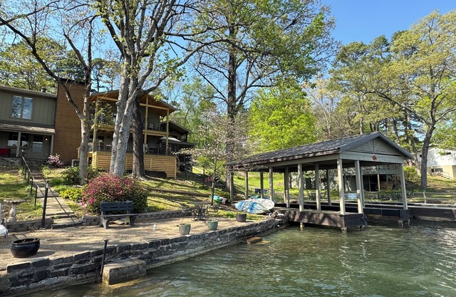 Stan’s CozyCasual LakeHamilton MainChannel-Boat&Swim docks, FirePit, Kayaks
