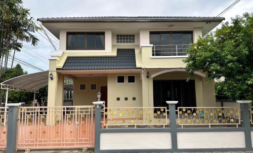 Stand alone 3 bedrooms detached house inside Bangkok