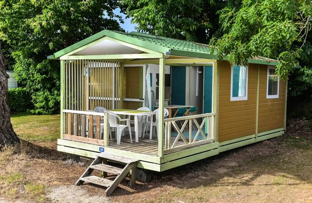 Standard Chalet 25m2 (2 Schlafzimmer) + überdachte Terrasse 2 bis 5 Personen - 2 Pers. im Preis enthalten