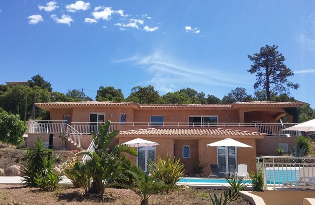STANDING VILLA for 10 people SECURE HEATED POOL BEACH 300m
