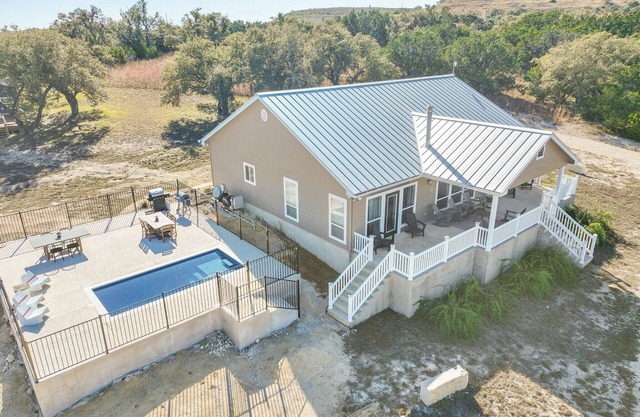 Stanton Valley | Family Friendly Retreat with Pool