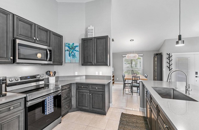 Starfish Court-Coastal 3 BDR/2BA Waterfront Pool Home
