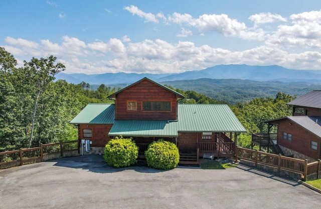 Starr Crest Lodge is a gorgeous four-bedroom cabin located in Starr Crest Resort