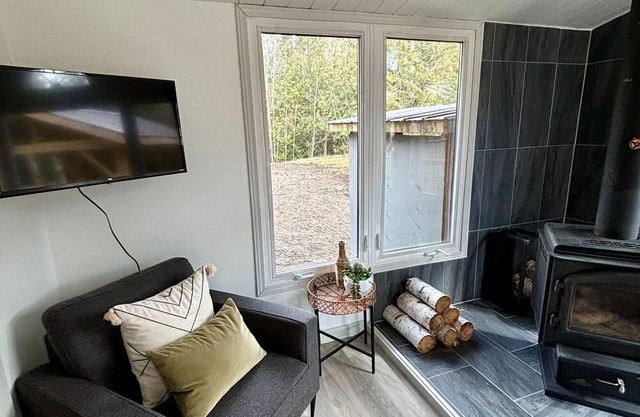 Starry Haven: Serene 3-BR Retreat with Hot Tub