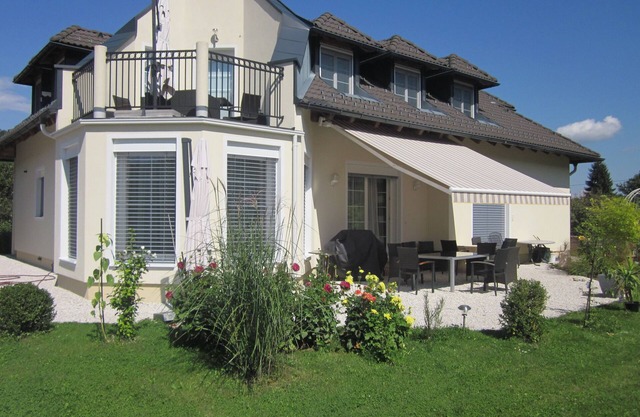 State-of-the-art new, large apartment, up to 6 people, family-friendly, free beach!