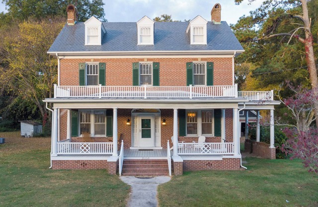Stately historic 3bdr shore house near Cape Charles, boat parking, pet friendly